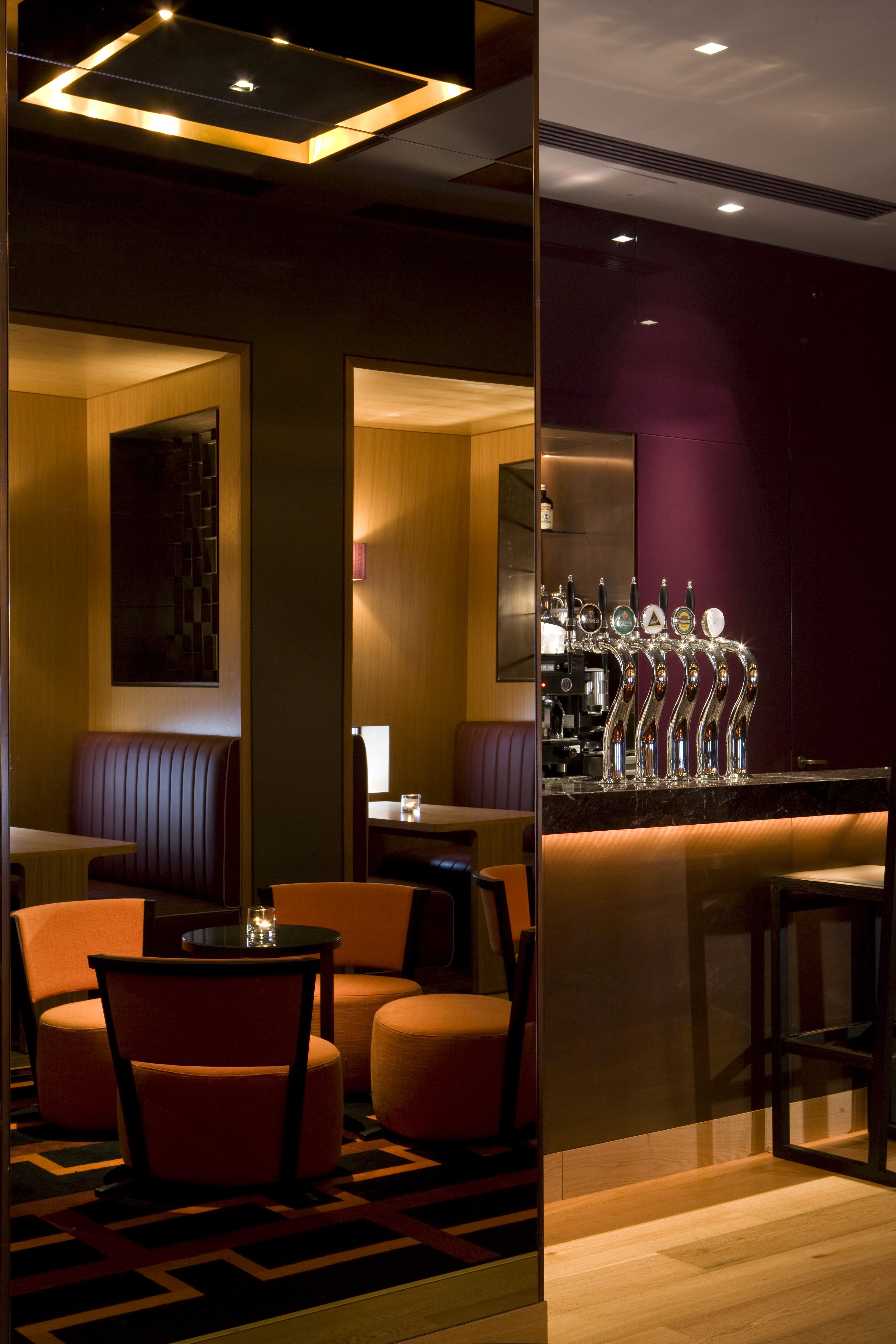 The Fitzwilliam Hotel Belfast Eksteriør bilde The bar at the hotel
