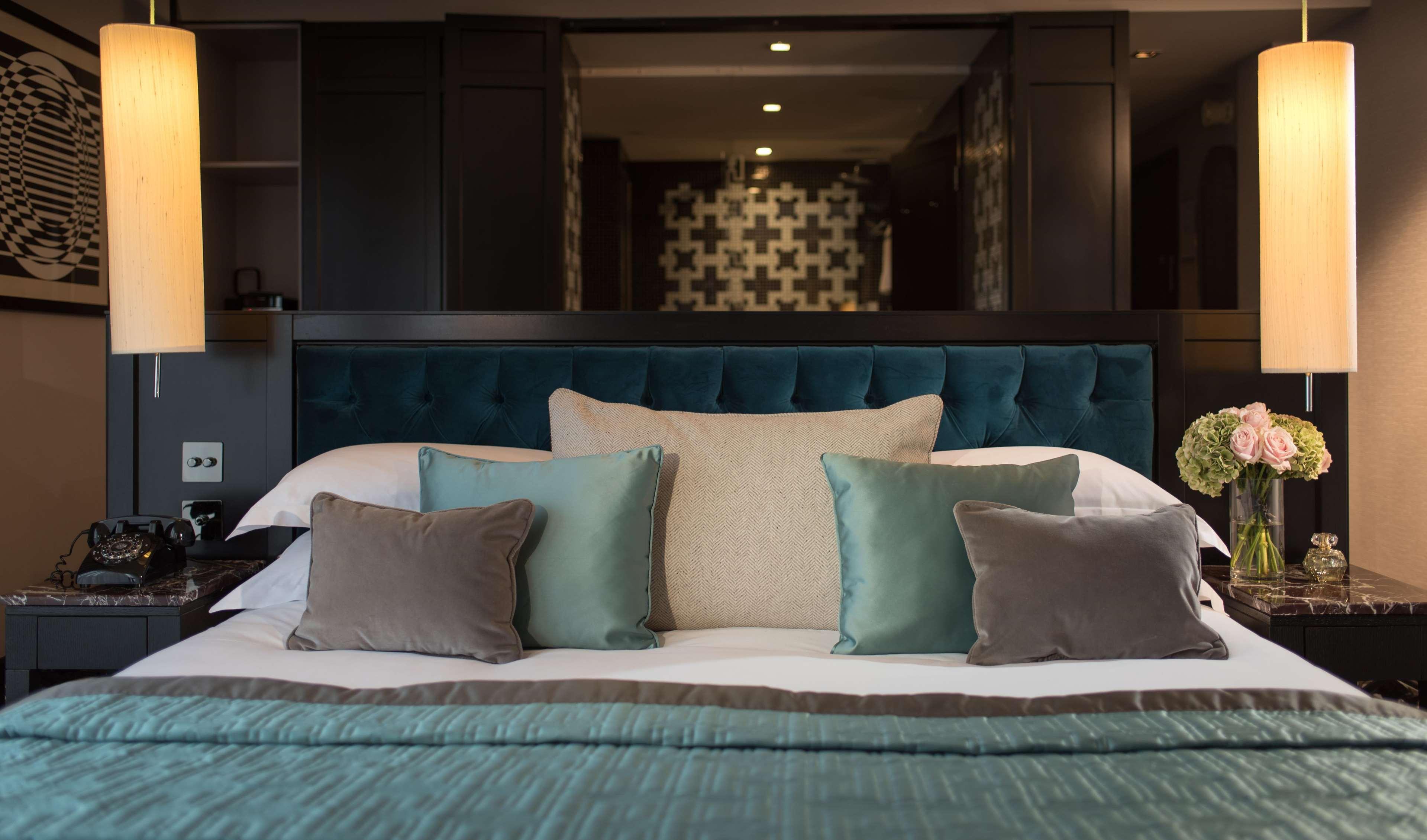 The Fitzwilliam Hotel Belfast Eksteriør bilde A bedroom at the hotel