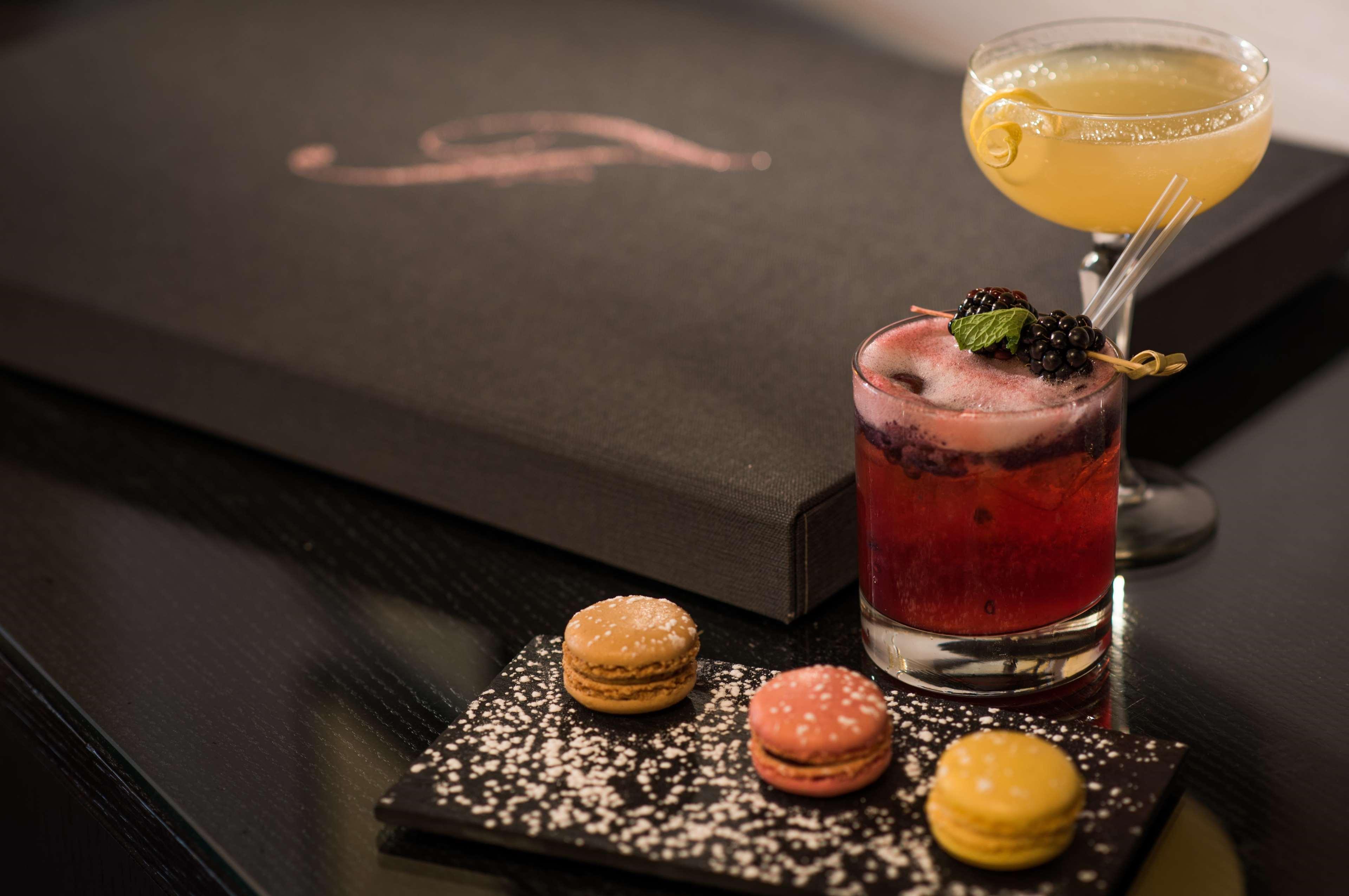 The Fitzwilliam Hotel Belfast Eksteriør bilde A cocktail at the bar