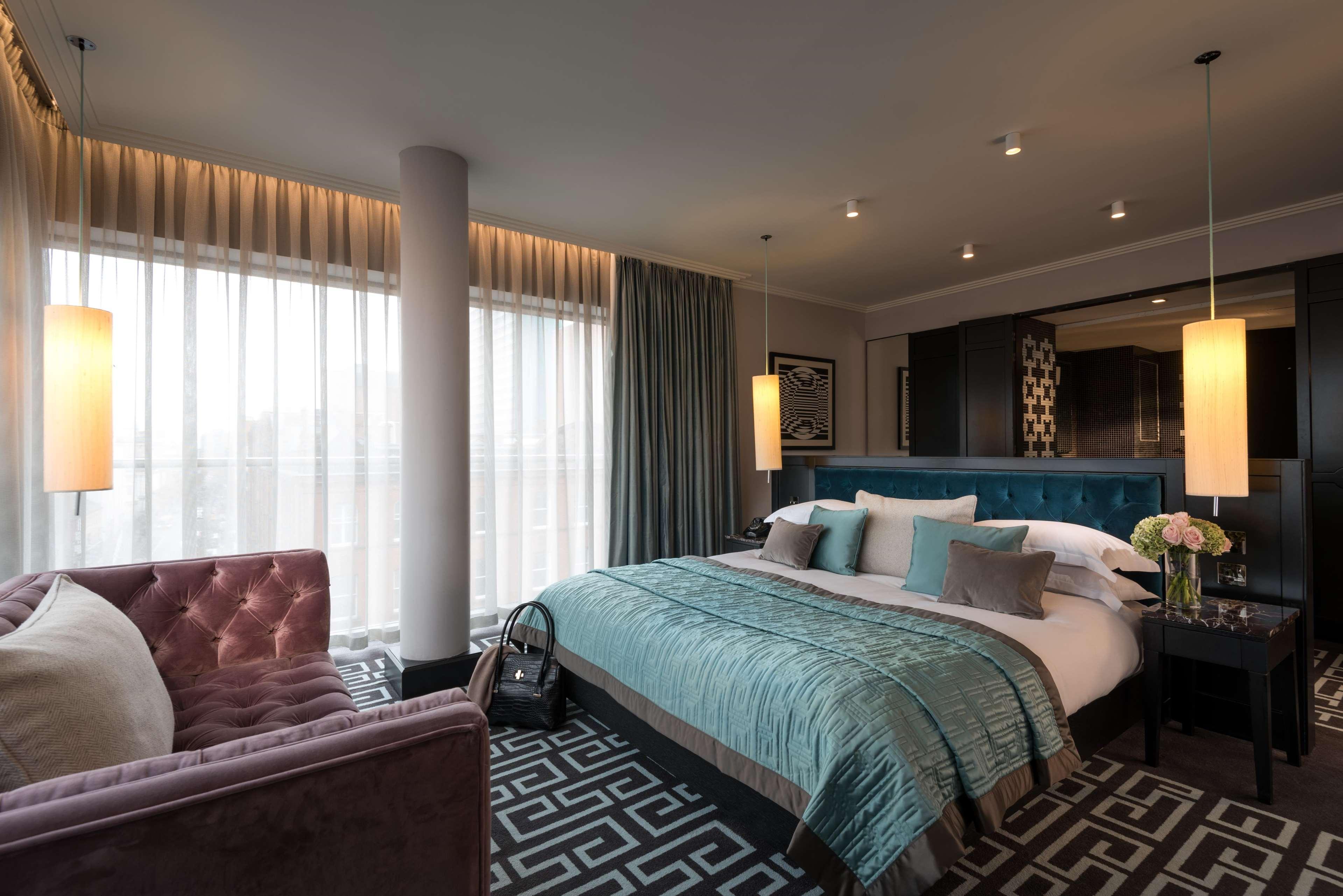The Fitzwilliam Hotel Belfast Eksteriør bilde A bedroom at the hotel