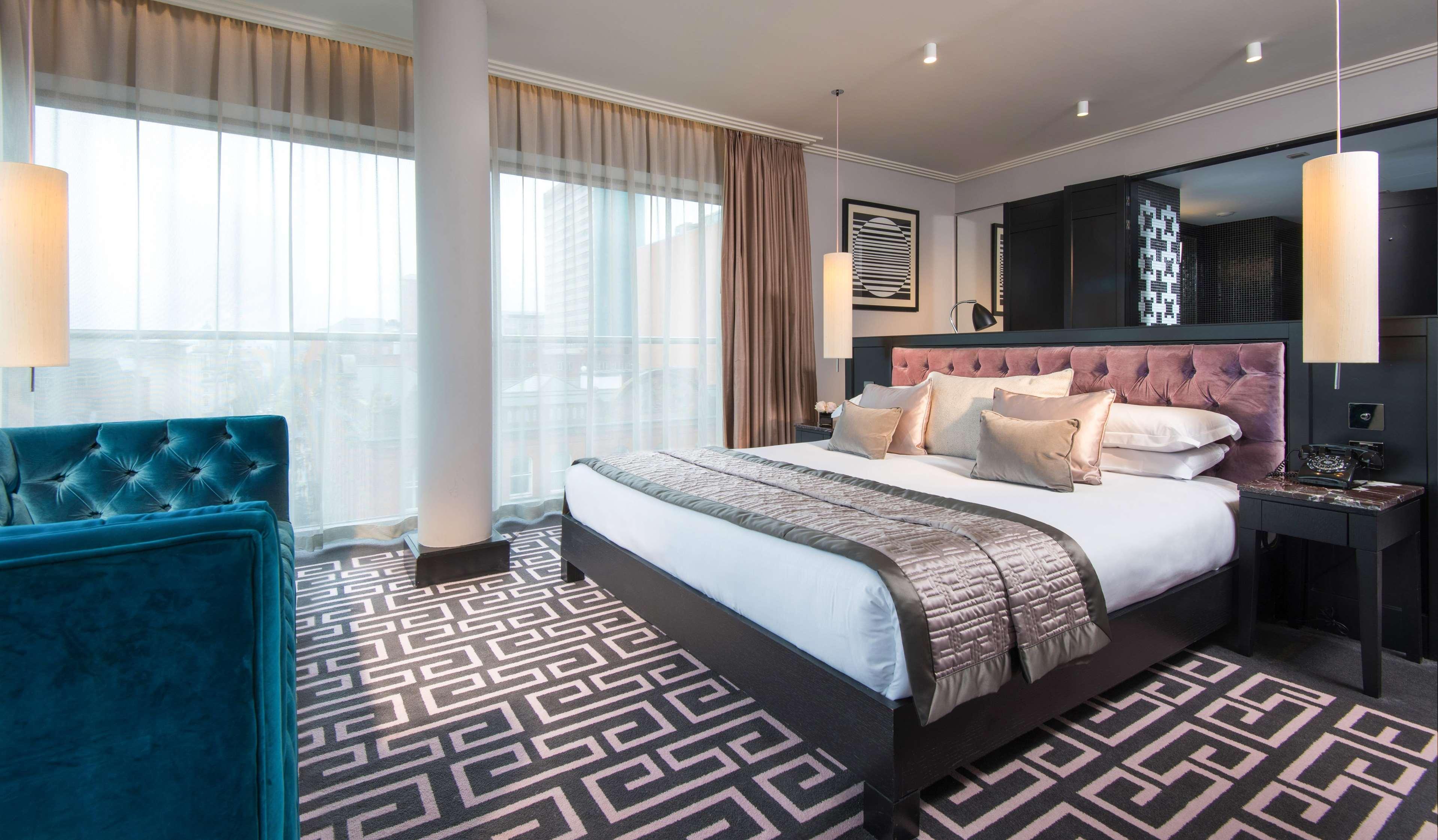 The Fitzwilliam Hotel Belfast Eksteriør bilde A bedroom at the hotel
