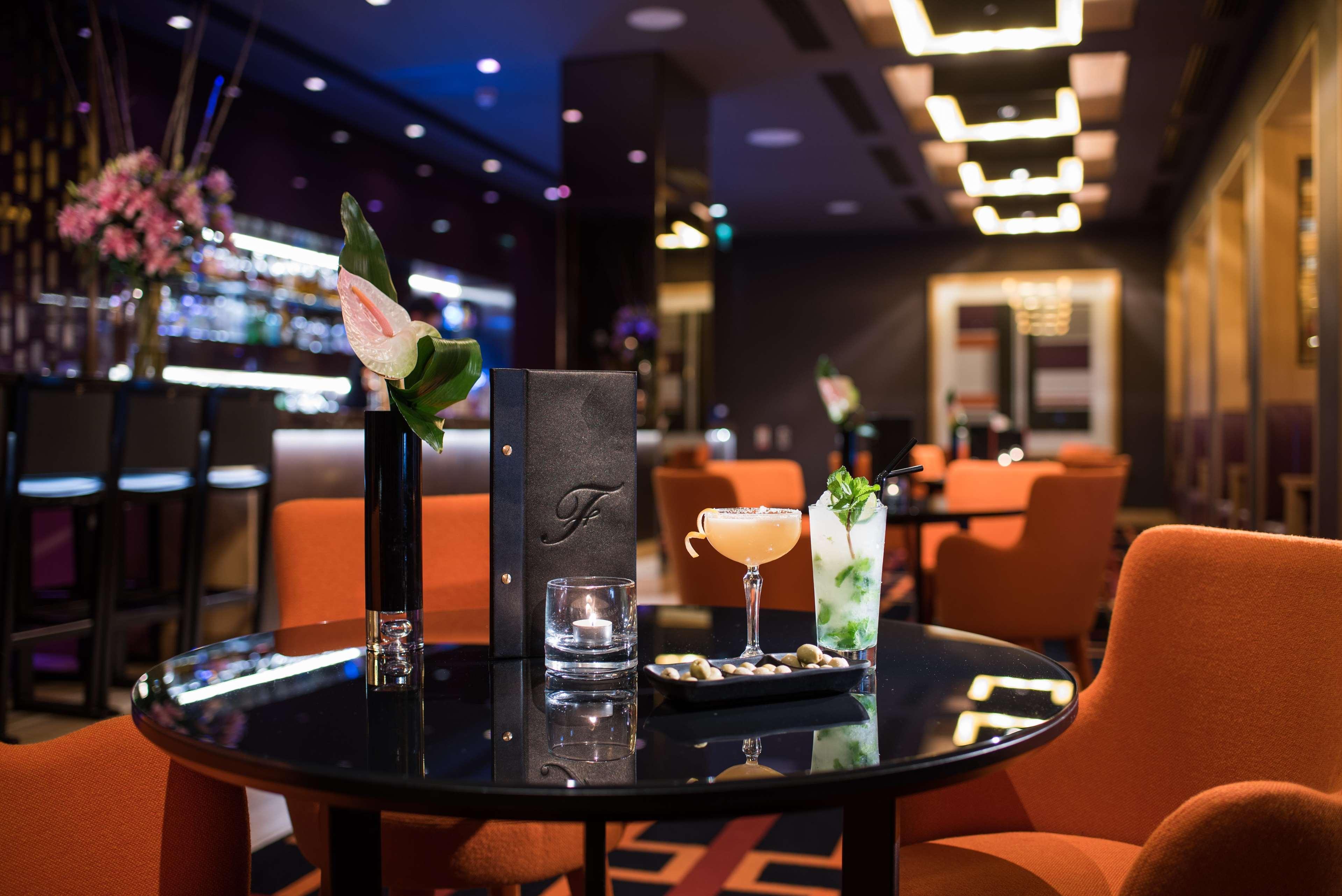 The Fitzwilliam Hotel Belfast Eksteriør bilde The bar at the hotel