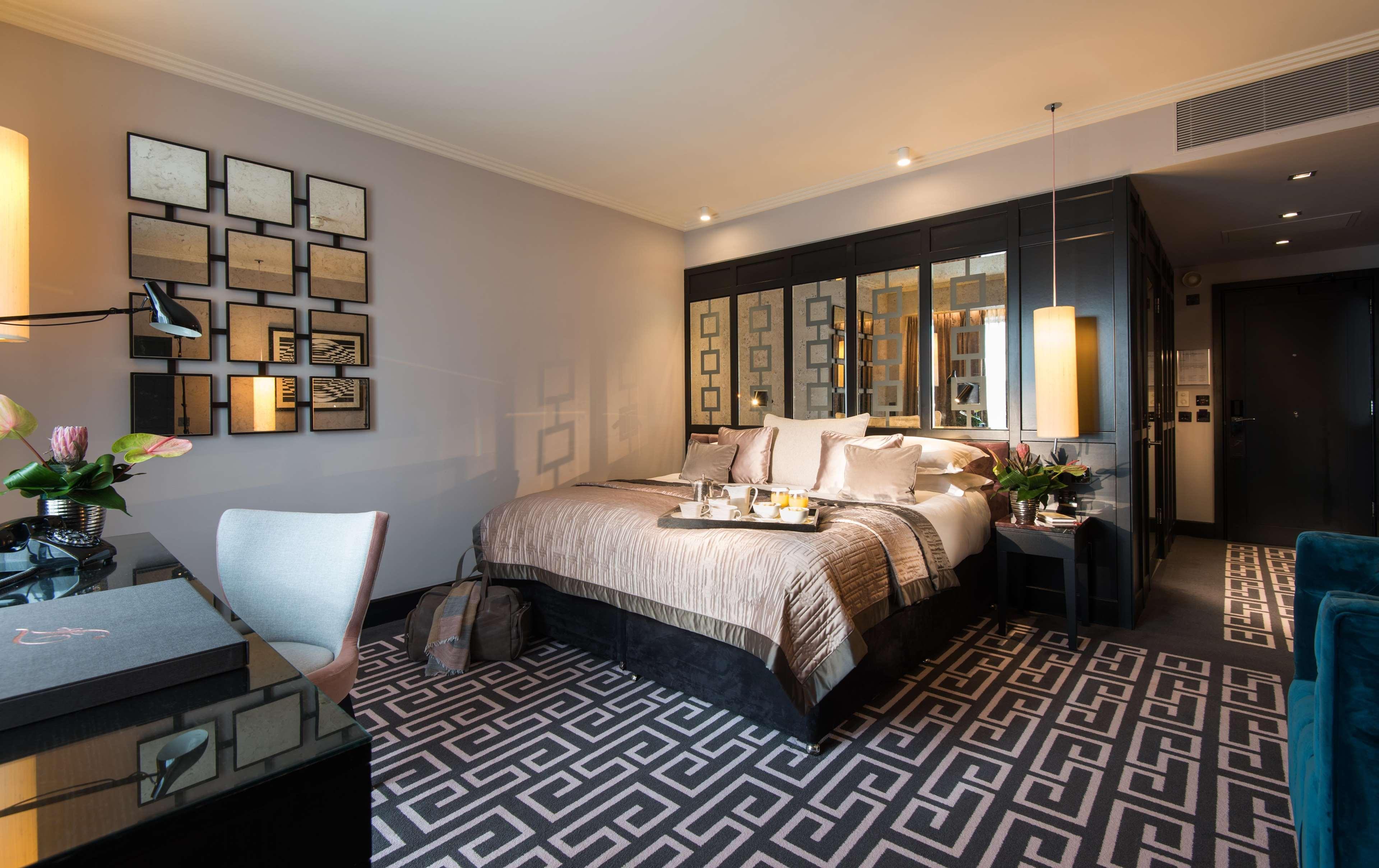 The Fitzwilliam Hotel Belfast Eksteriør bilde A bedroom at The Savoy