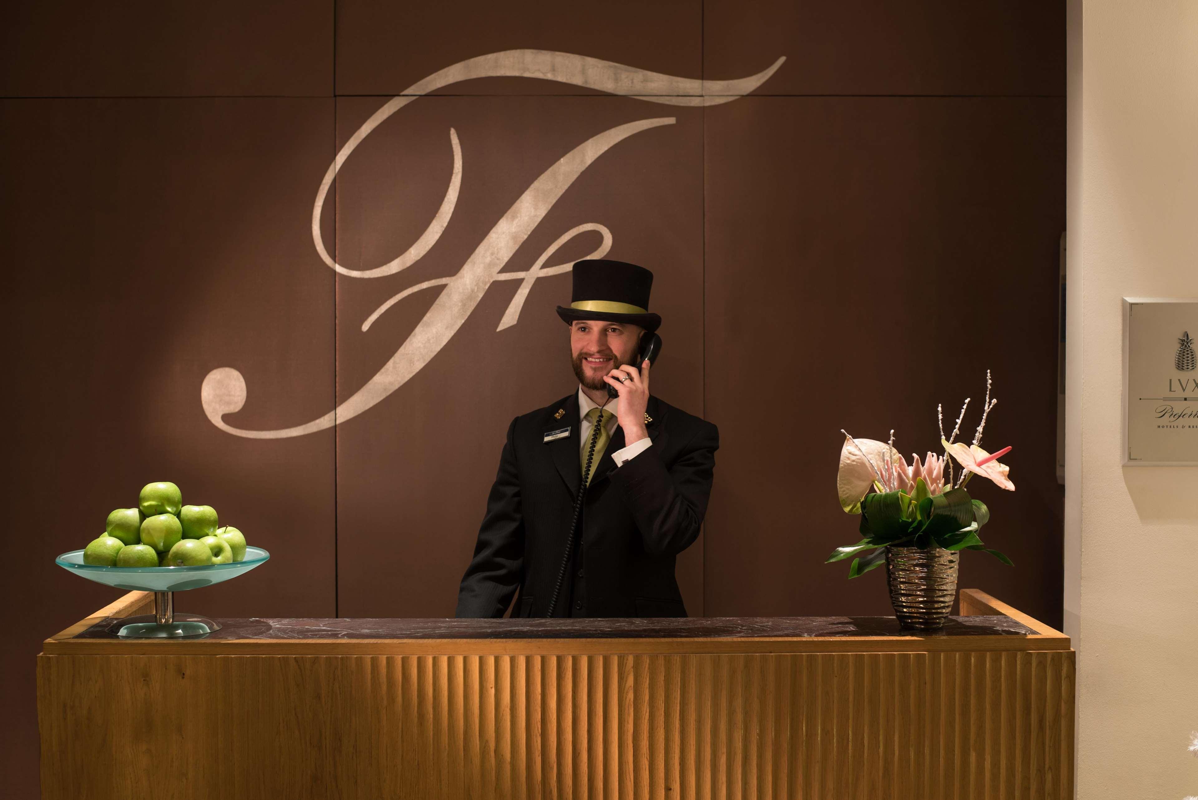 The Fitzwilliam Hotel Belfast Eksteriør bilde Concierge at the Four Seasons Hotel, Milan