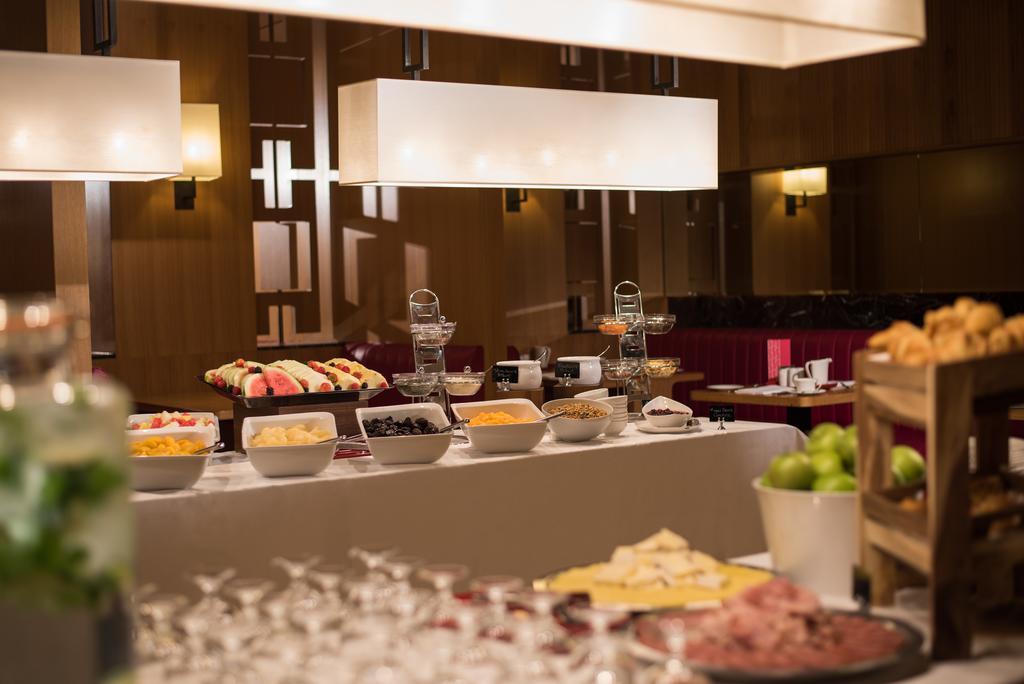 The Fitzwilliam Hotel Belfast Eksteriør bilde The buffet at the hotel