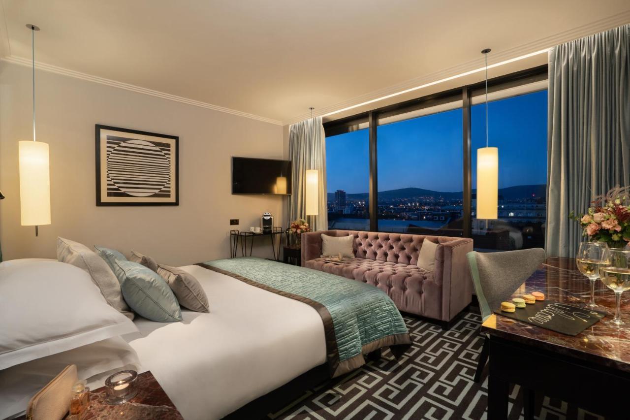 The Fitzwilliam Hotel Belfast Eksteriør bilde A bedroom at the hotel